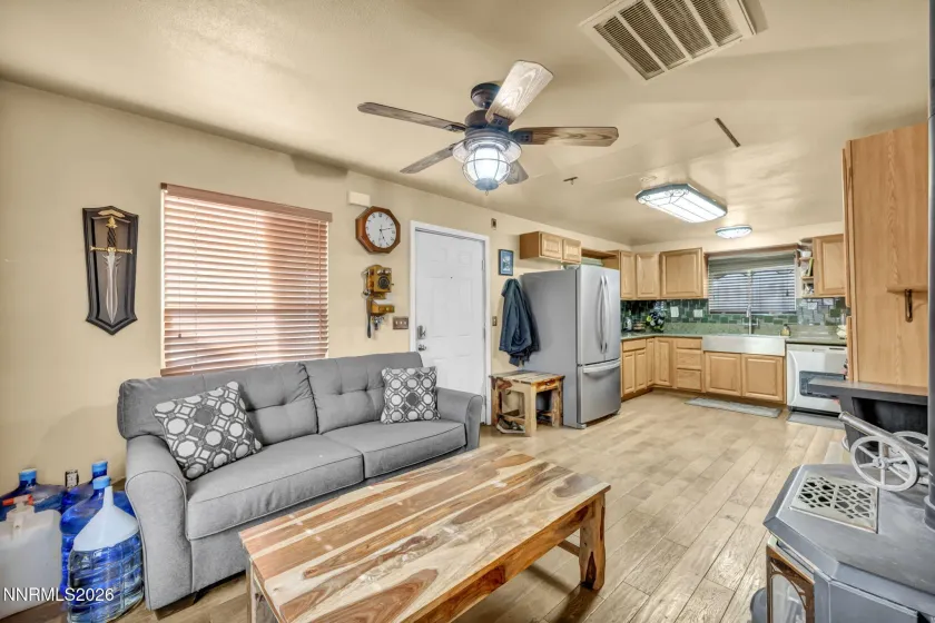 534 13th, Sparks, Nevada 89431, 2 Bedrooms Bedrooms, ,2 BathroomsBathrooms,Residential,Residential,13th,0,260006111