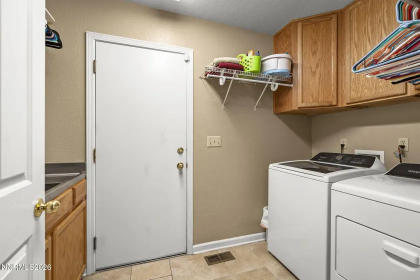 1720 Crestside, Sparks, Nevada 89436, 5 Bedrooms Bedrooms, ,3 BathroomsBathrooms,Residential,Residential,Crestside,0,260007799