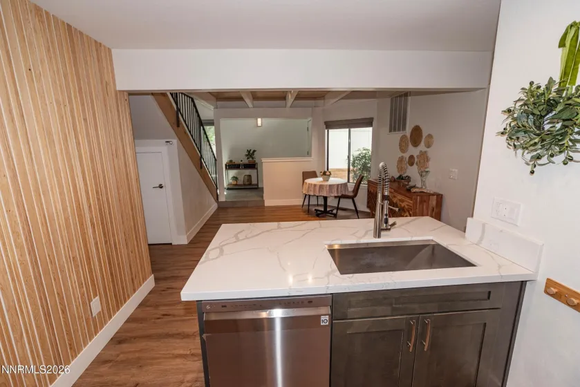 Island with deep sink and breakfast bar I