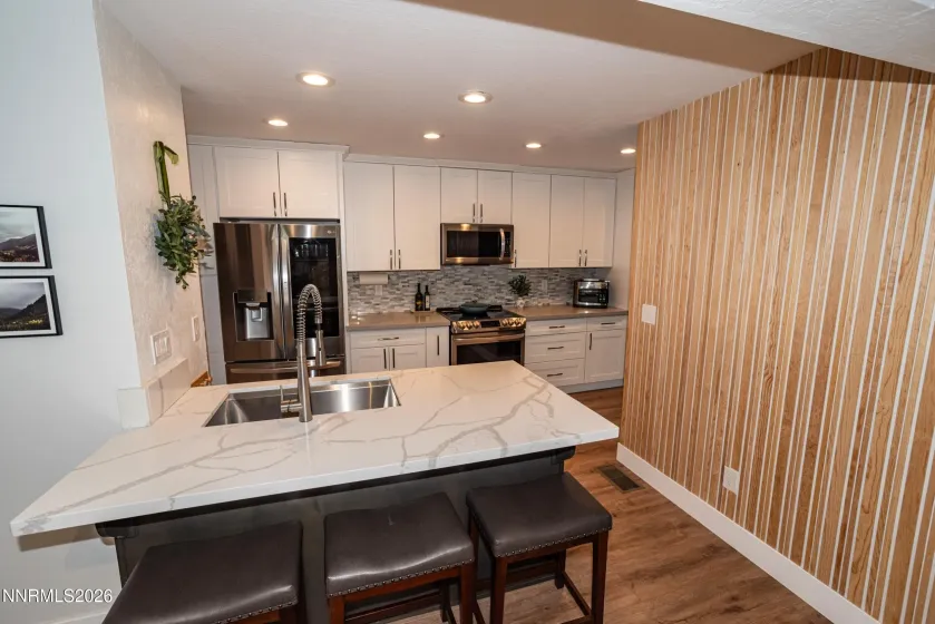 Island with deep sink and breakfast bar II