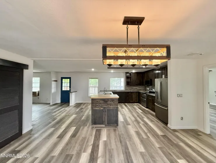 Dining to kitchen