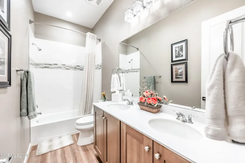 Full bathroom for bedrooms 2 & 3
