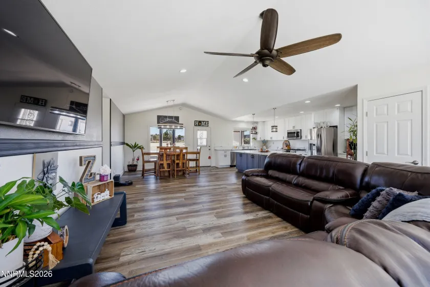 185 Leo, Sparks, Nevada 89441, 3 Bedrooms Bedrooms, ,2 BathroomsBathrooms,Residential,Residential,Leo,0,260008642