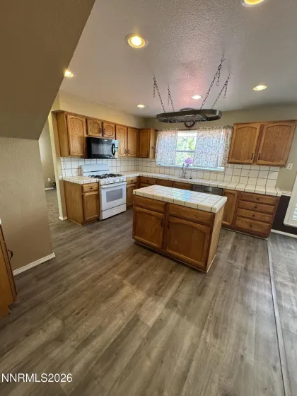 998 Edgecliff, Reno, Nevada 89523, 3 Bedrooms Bedrooms, ,3 BathroomsBathrooms,Residential,Residential,Edgecliff,0,260008895