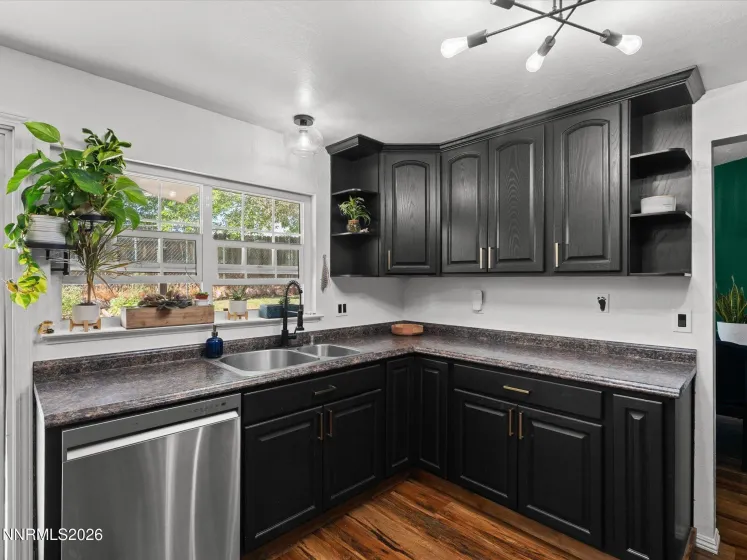 1025 Emerson, Sparks, Nevada 89431, 4 Bedrooms Bedrooms, ,3 BathroomsBathrooms,Residential,Residential,Emerson,0,260009066