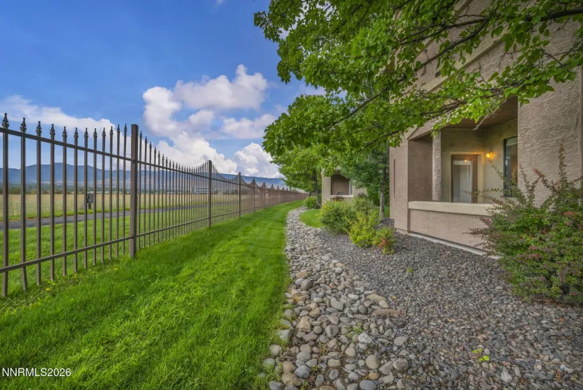 Patio & Landscaped Outdoor Space – Enjoy the beautifully landscaped area just outside the patio, complete with fencing and a pleasant view of the surrounding outdoor setting.