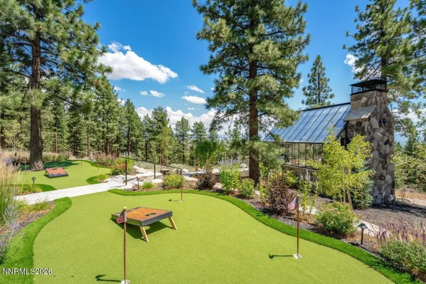 Fun Putting Green/Cornhole