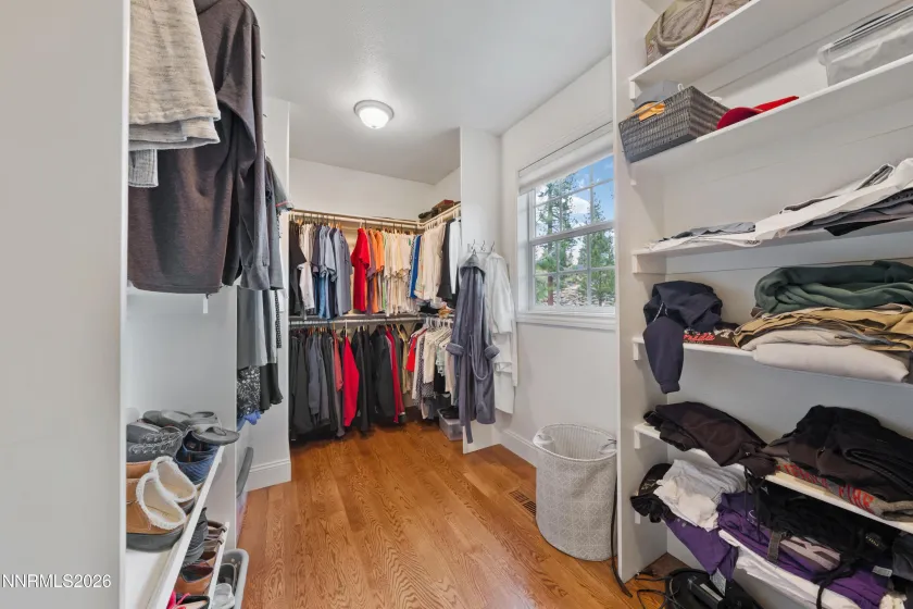 WALK IN CLOSET