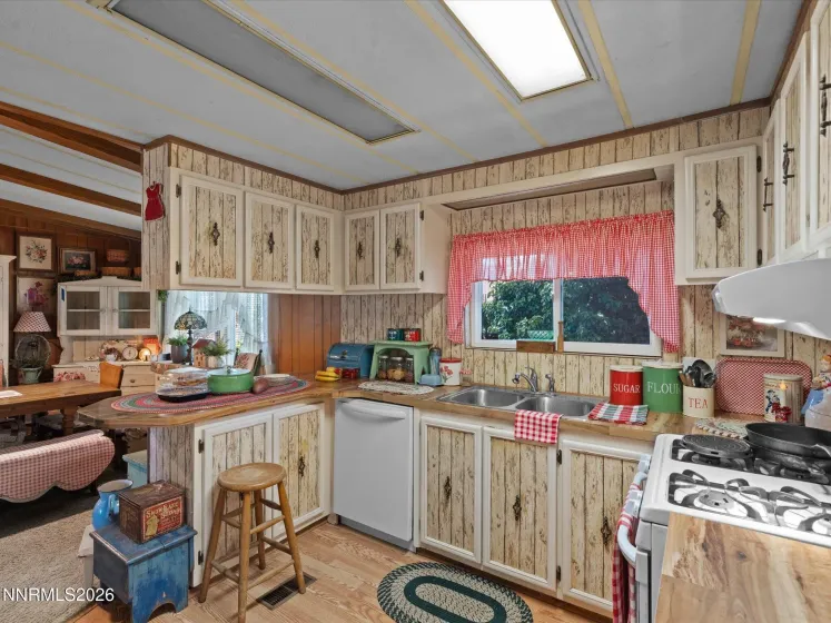 4692 Leonesio, Sun Valley, Nevada 89433, 3 Bedrooms Bedrooms, ,2 BathroomsBathrooms,Residential,Residential,Leonesio,0,260009720