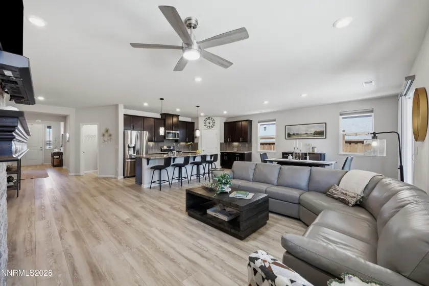 7230 Treeline, Sparks, Nevada 89436, 3 Bedrooms Bedrooms, ,2 BathroomsBathrooms,Residential,Residential,Treeline,0,260009975