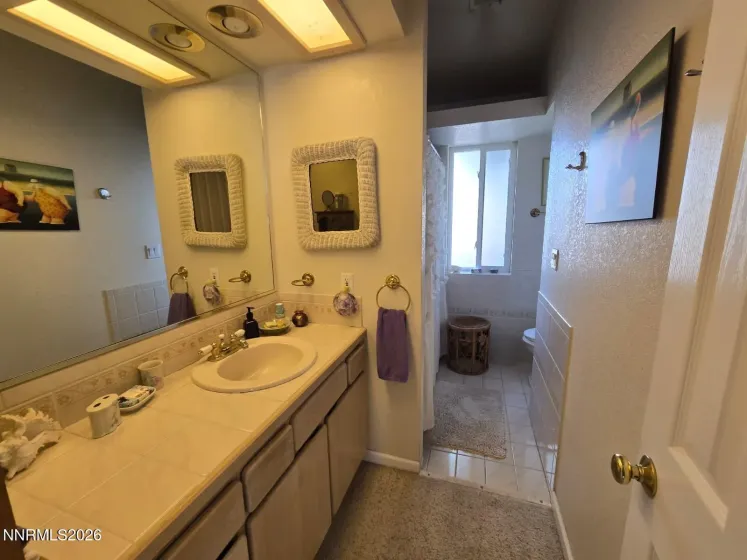 2nd floor full bathroom
