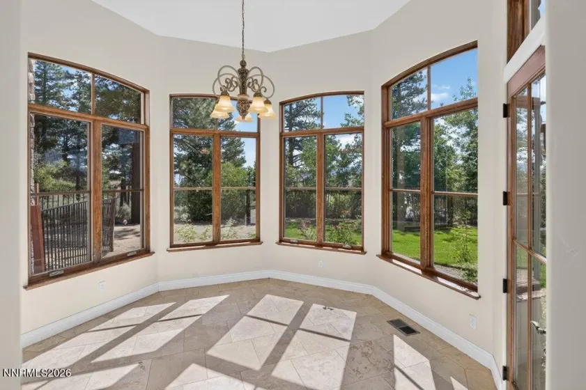 Sunroom_Breakfast Area
