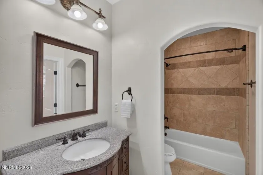 Ensuite Bath 3