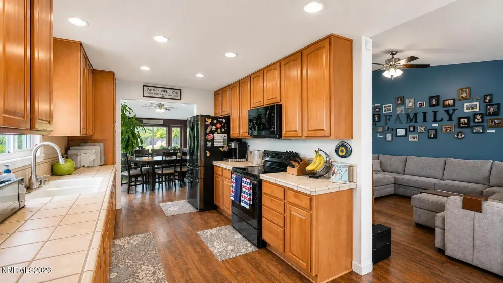 1415 Talking Sparrow, Sparks, Nevada 89441, 5 Bedrooms Bedrooms, ,3 BathroomsBathrooms,Residential,Residential,Talking Sparrow,0,260010926