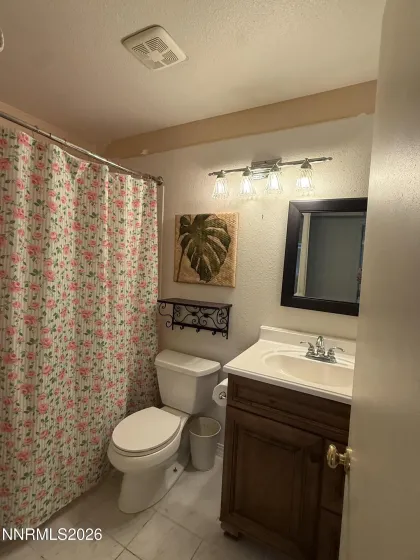 Hallway bathroom with tub/shower