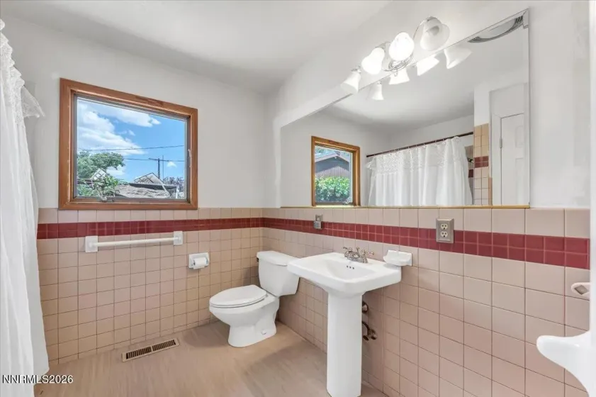 2470 Riviera, Reno, Nevada 89509, 3 Bedrooms Bedrooms, ,2 BathroomsBathrooms,Residential,Residential,Riviera,0,260011156