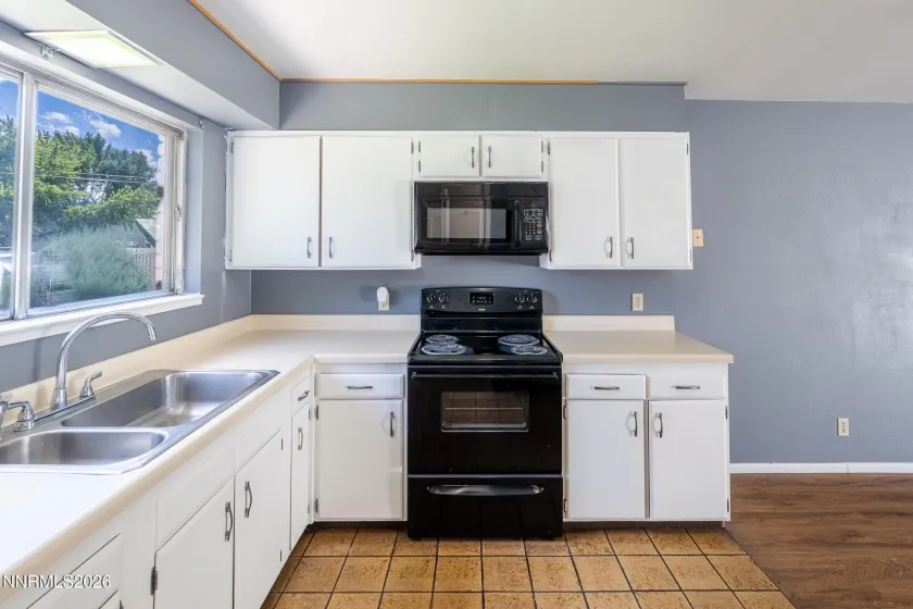 70 Smithridge, Reno, Nevada 89502, 3 Bedrooms Bedrooms, ,2 BathroomsBathrooms,Residential,Residential,Smithridge,0,260011249