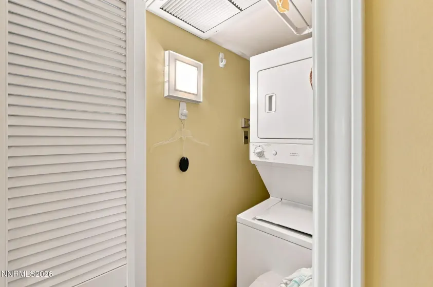 280 Island, Reno, Nevada 89501, 2 Bedrooms Bedrooms, ,2 BathroomsBathrooms,Residential,Residential,Island,0,260011483