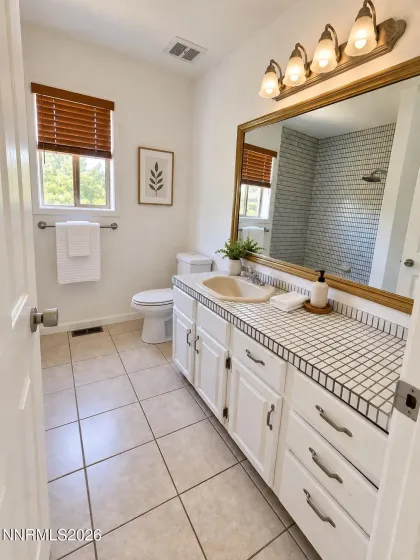 Main bathroom / virtually staged