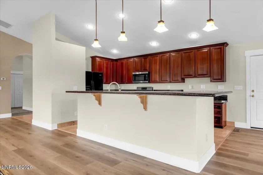 Kitchen & Breakfast Bar
