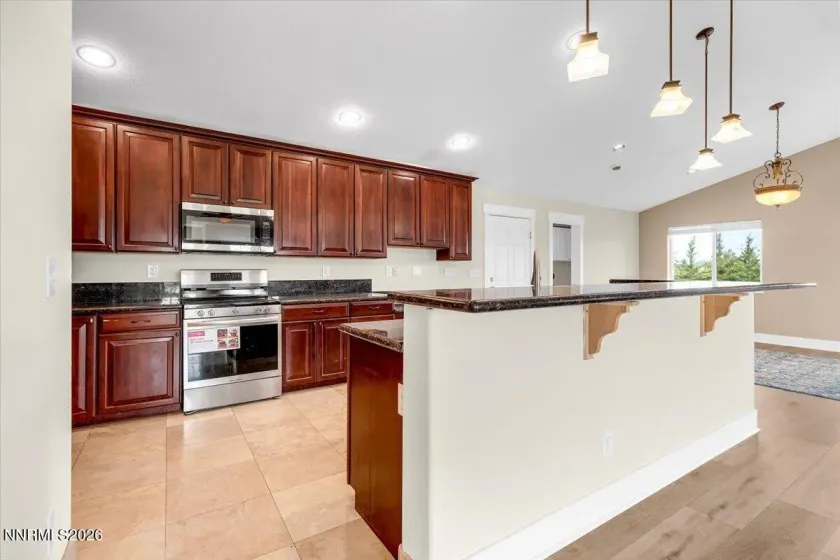 Kitchen & Breakfast Bar