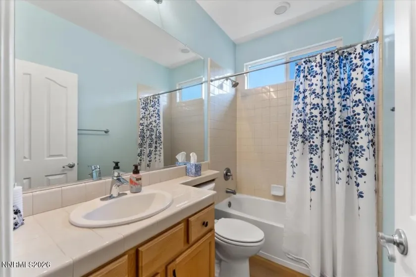 Guest bath with tub