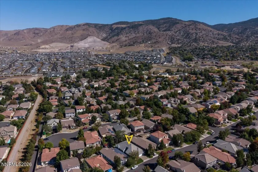 5 minutes to stores, gas, restaurants and more