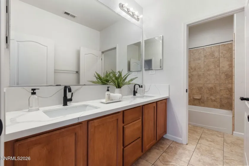 Guest Bath (Upstairs)