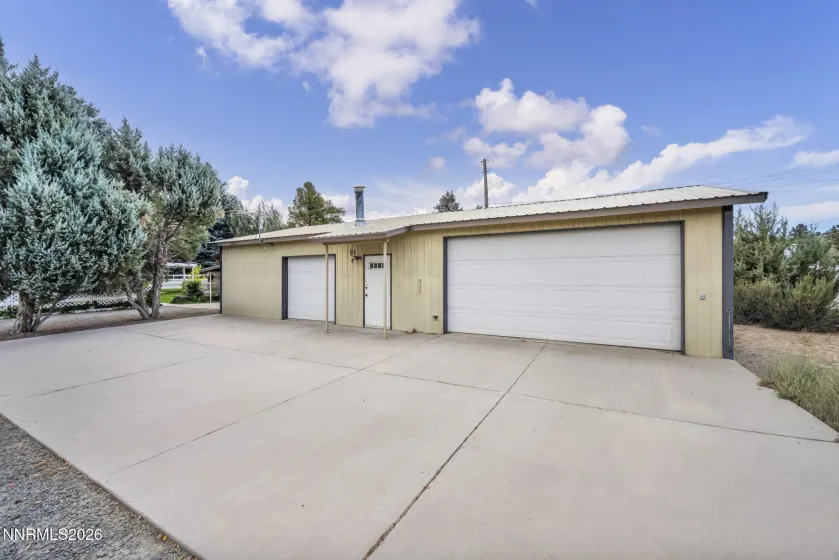 Approximately 1200 sq ft garage/workship
